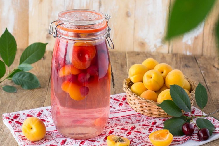 Компот из абрикосов и вишни