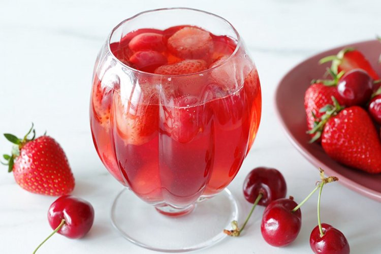 Компот из вишни с клубникой