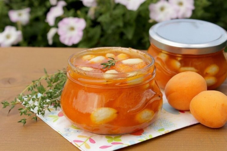 Варенье из абрикосов с миндалем