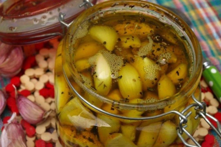 Маринованный чеснок с хмели-сунели