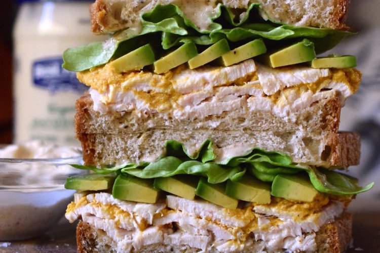 Бутерброды с курицей, авокадо и творожным сыром