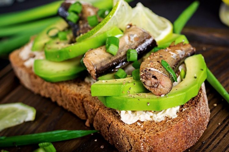 Бутерброды с авокадо, шпротами и творожным сыром