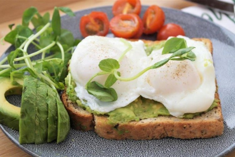 Бутерброды с яйцом пашот, авокадо и творожным сыром