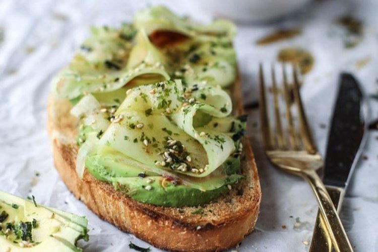Бутерброды с огурцами, авокадо и творожным сыром