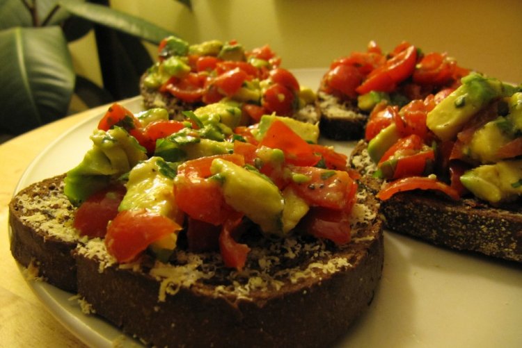 Бутерброды с творожным сыром, авокадо и зеленью