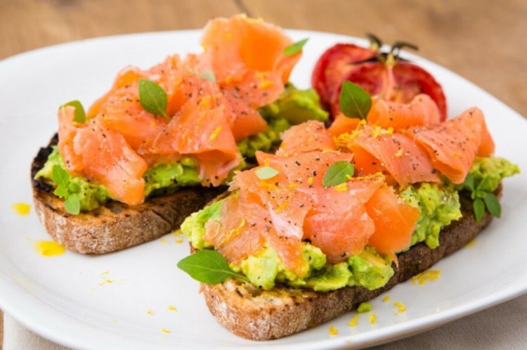 Бутерброды с красной рыбой, авокадо и творожным сыром