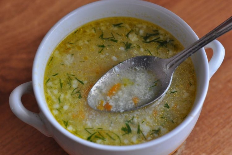 Куриный суп с рисом и яйцом