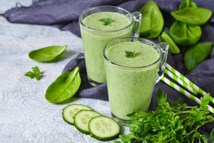 Смузи с огурцом, шпинатом и петрушкой