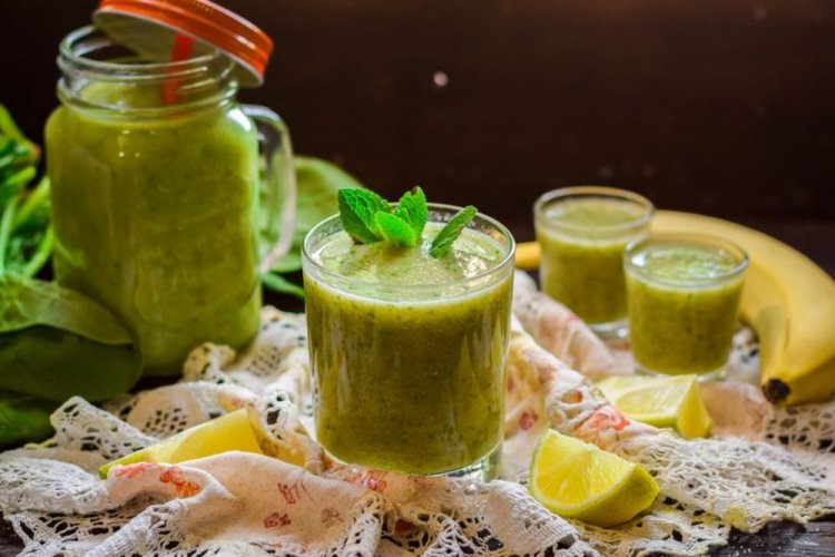 Смузи с бананом, лимоном, шпинатом и медом