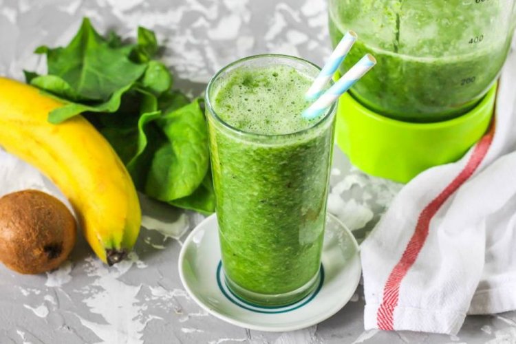 Смузи с бананом, шпинатом и киви