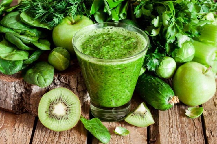 Смузи из огурцов, яблока, сельдерея и шпината