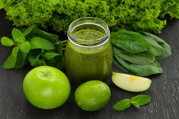 Смузи из яблока, киви, лайма и шпината