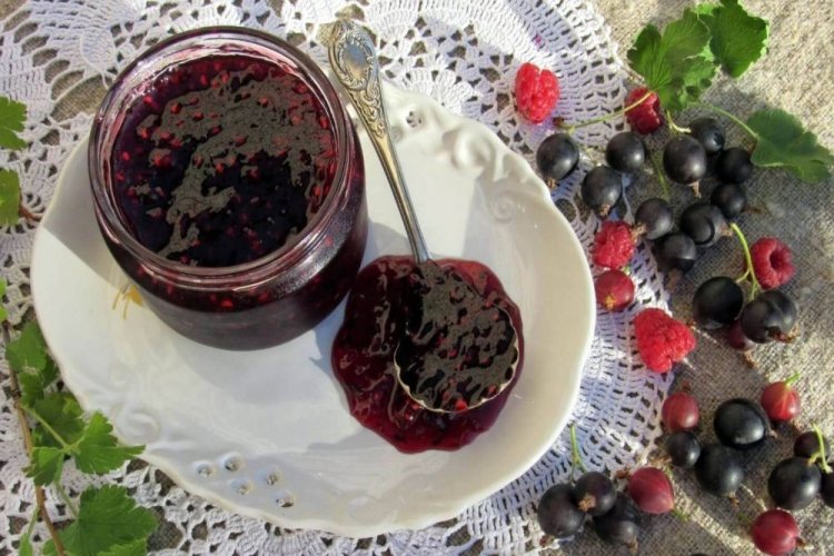 Варенье-пятиминутка из черной смородины, малины и крыжовника