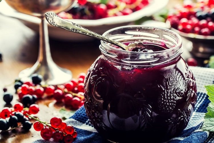 Варенье-пятиминутка из черной и красной смородины