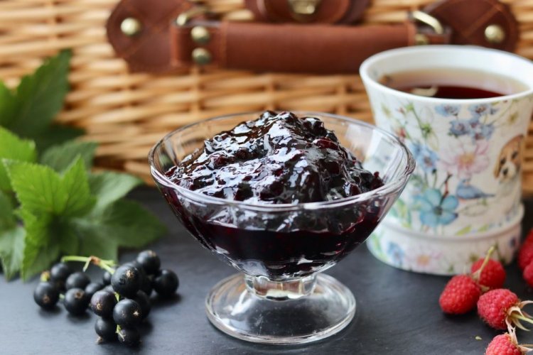 Варенье с черной смородиной и малиной