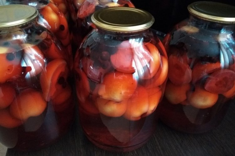Компот из персиков и кизила на зиму