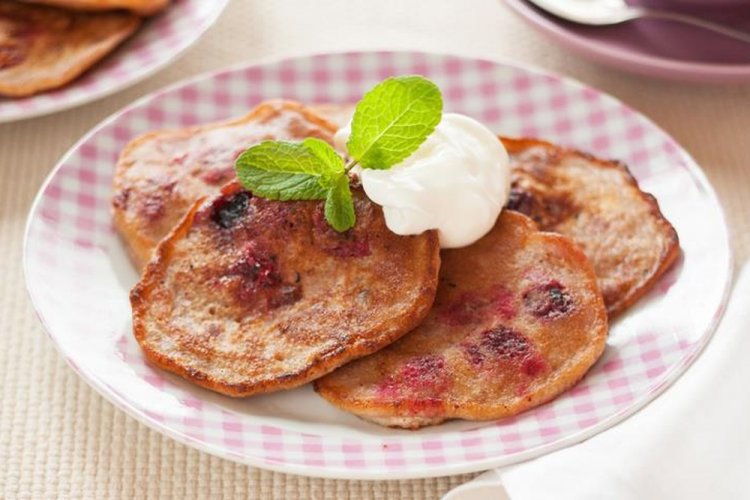 Оладьи на сметане с вишней