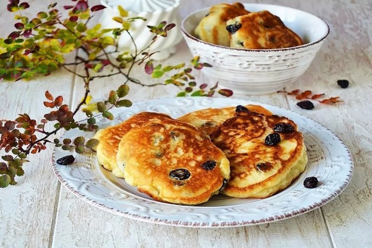 Оладьи на сметане с изюмом