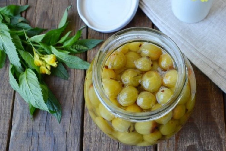 Изумрудное варенье из крыжовника с мятой