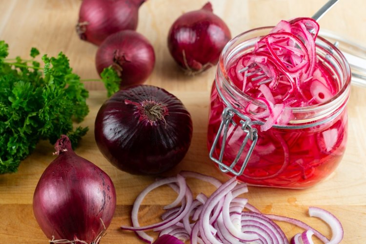 Маринованный лук на зиму: 15 простых рецептов приготовления