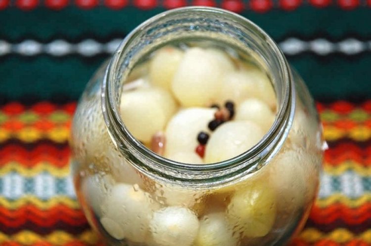 Маринованный лук с можжевельником и лимоном на зиму