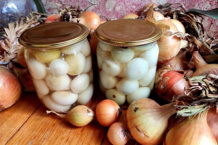 Пряный маринованный лук на зиму