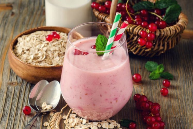 Смузи из красной смородины, кефира и овсяных хлопьев