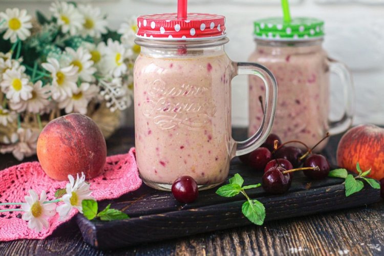 Смузи из персиков, вишни и кефира