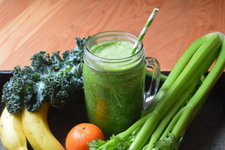 Смузи из сельдерея, банана и капусты кейл