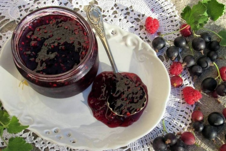 Джем из черной смородины, малины и крыжовника