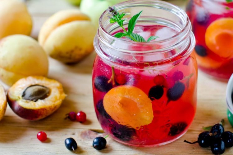 Компот из абрикосов и смородины