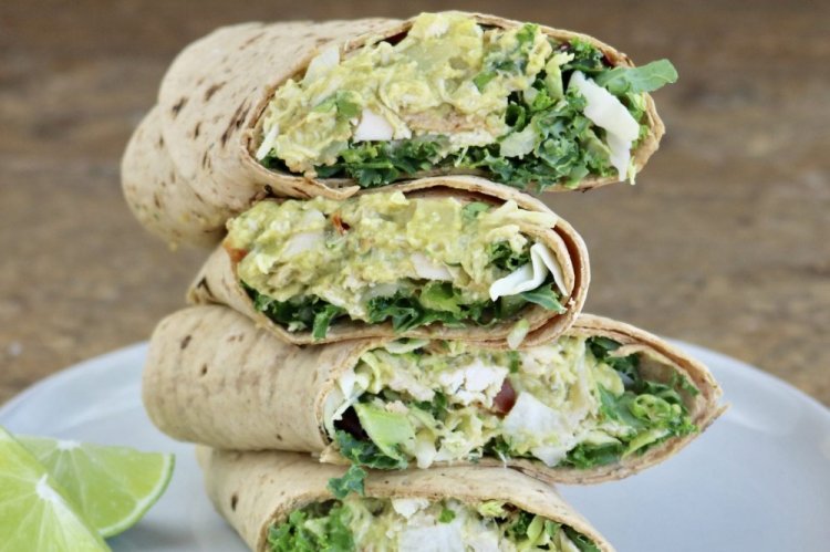 Рулет из лаваша с авокадо и яйцом