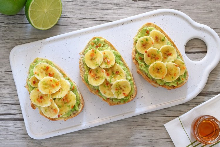 Тосты с авокадо и бананом