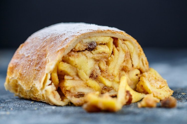 Штрудель с яблоками из слоеного теста