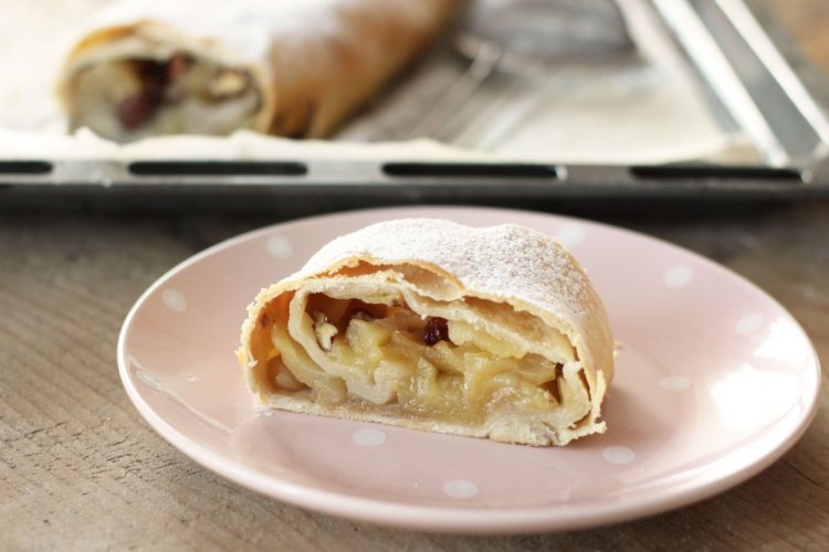 Постный штрудель с яблоками на рисовой муке