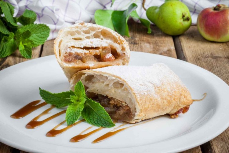 Штрудель с яблоками и изюмом