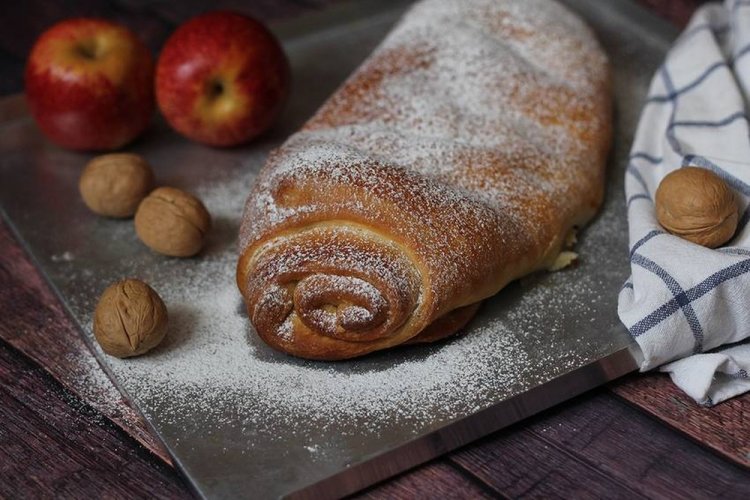 Штрудель с яблоками из дрожжевого теста