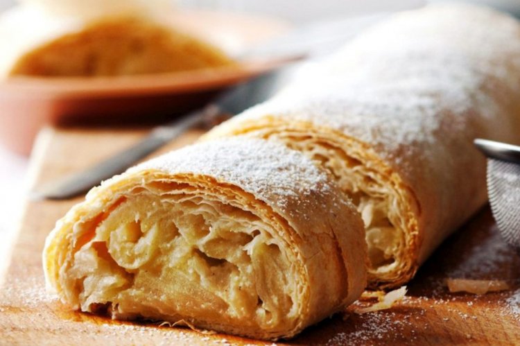 Штрудель с яблоками и печеньем