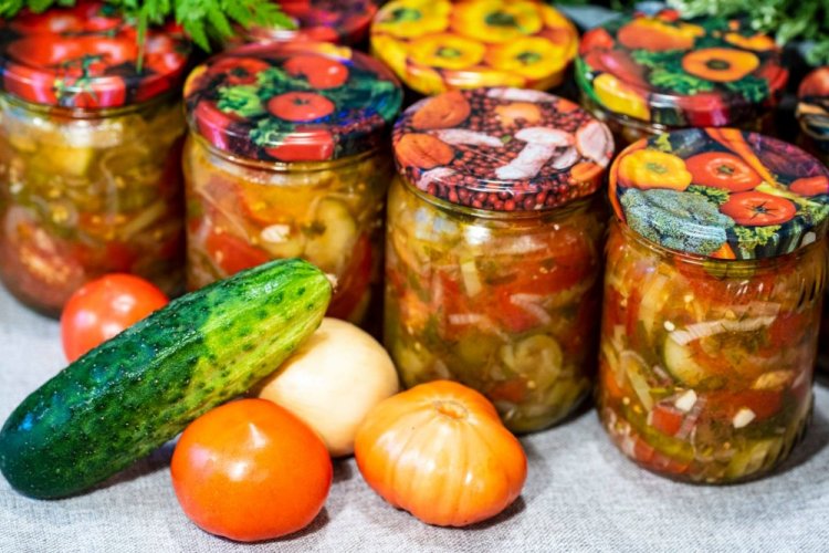 Острые огурцы с овощами на зиму