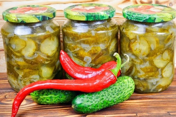 Острые огурцы с луком на зиму