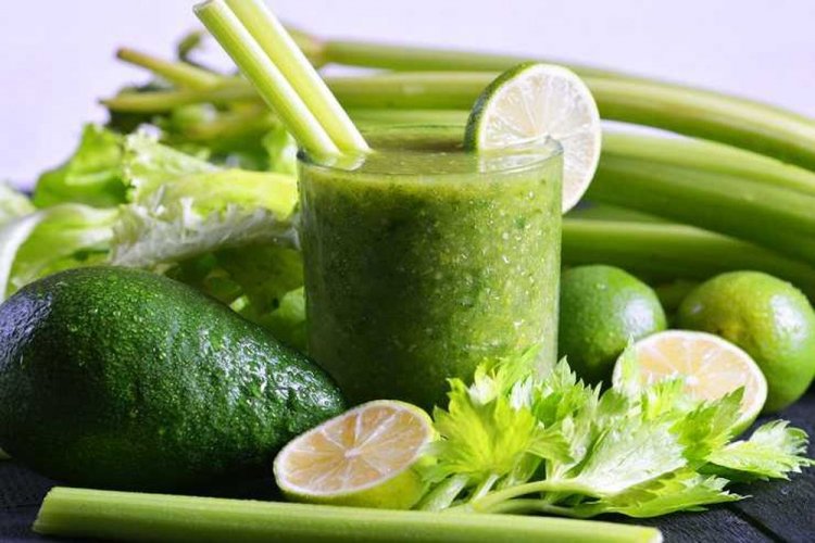 Смузи из сельдерея с лаймом и авокадо