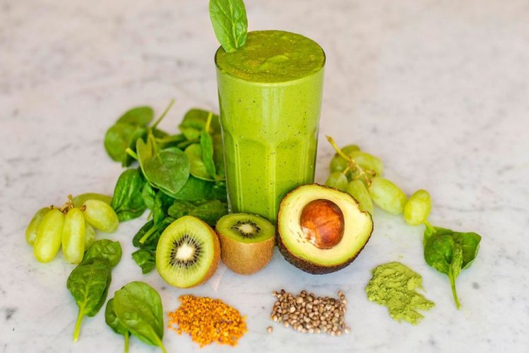 Смузи из киви, винограда, авокадо и шпината
