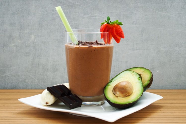 Кофейный смузи с авокадо и бананом