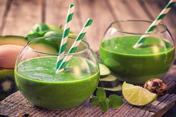 Смузи из авокадо, лайма и огурца