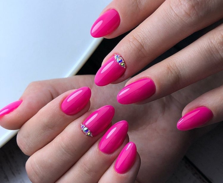 Маникюр в цвете маджента
