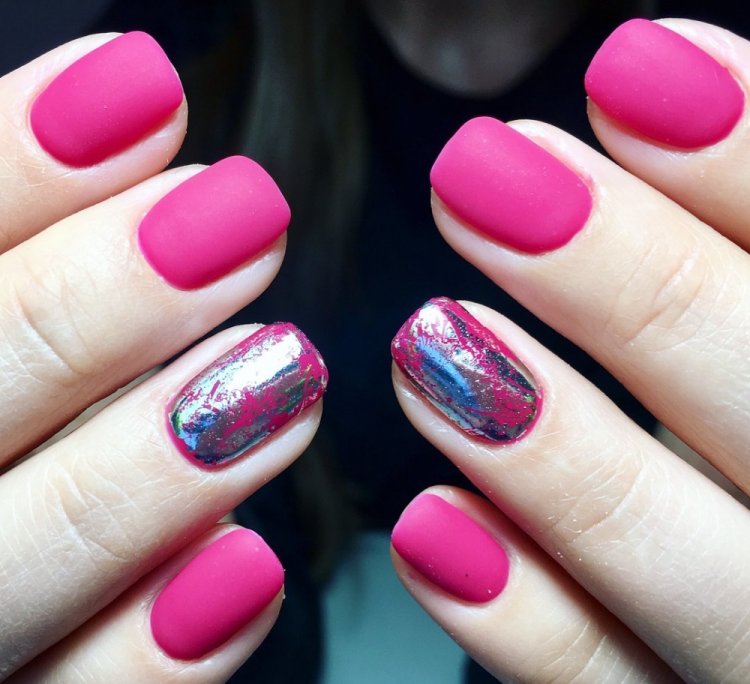 Маникюр в цвете маджента