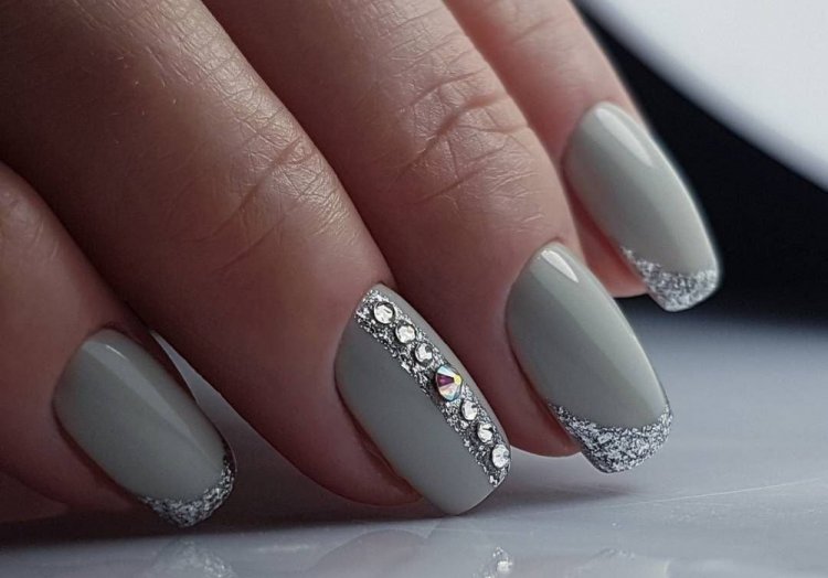 Маникюр со стразами