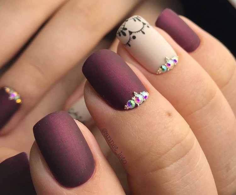 Маникюр со стразами