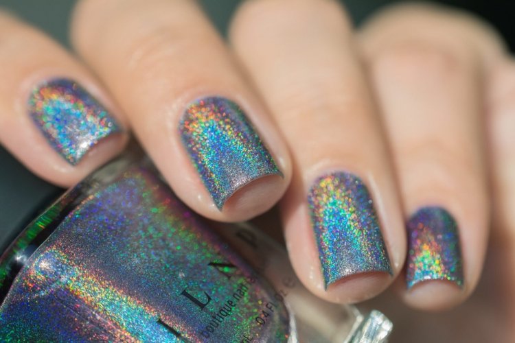 Голографический маникюр