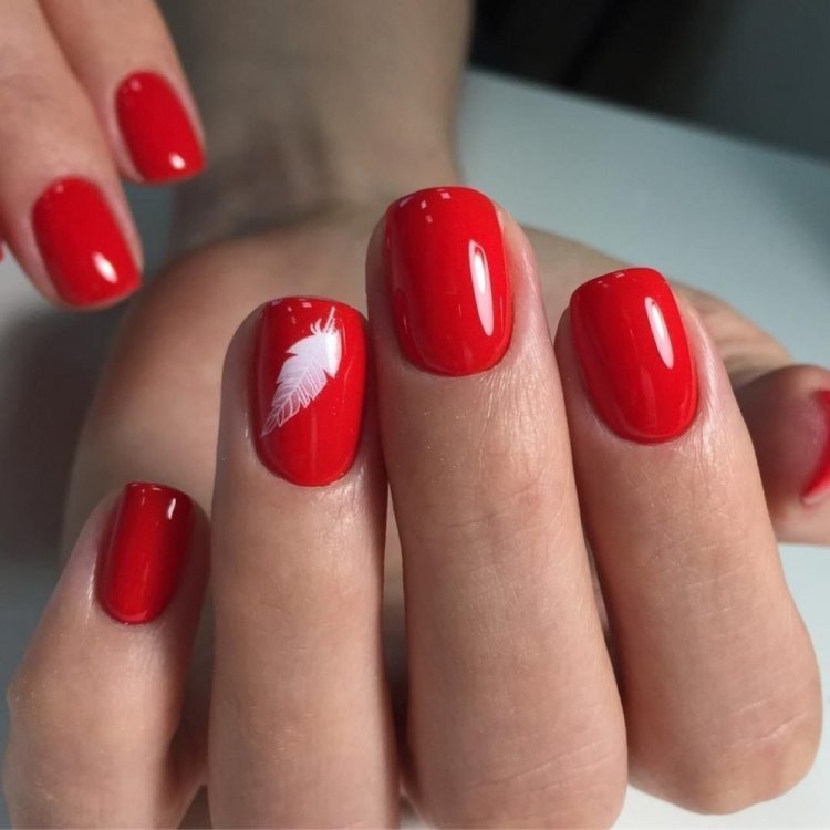 Насыщенный красный маникюр
